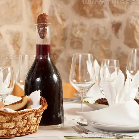 Tri Sestre Πανσιόν 3*